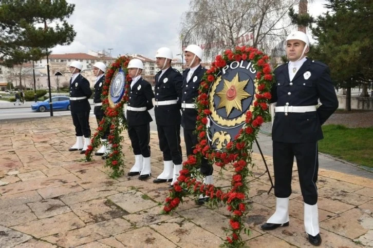 Polis Teşkilatı Anıta Çelenk Sundu 