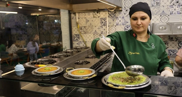 Bayramda gıda boyalı fıstıklı tatlılara dikkat