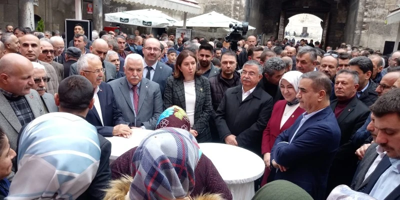 AK Parti'de Geleneksel Hale Gelen Bayramlaşmaya Yoğun İlgi 