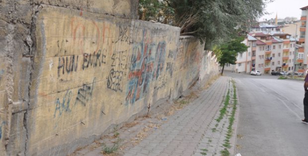 Eğri Duvar Korkutuyor