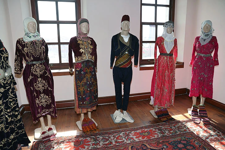 Sivas'ın yöresel kıyafetleri Atatürk Kongre Müzesi'nde sergileniyor