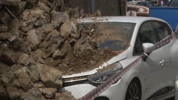 Site duvarı çöktü, 2 otomobil altında kaldı