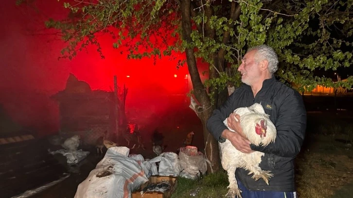 Yangından kurtardığı tavuğuna böyle sarıldı