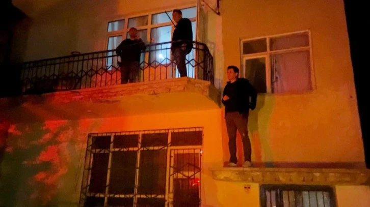 Bir Garip Olay Hırsız Polisle Evde Mahsur Kaldı 