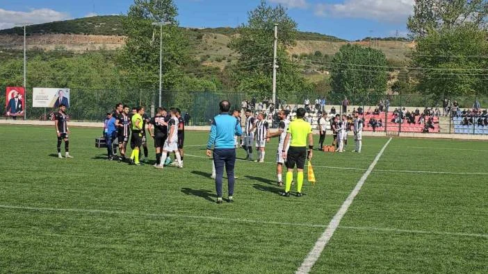Futbolcular tekme tokat birbirine girdi