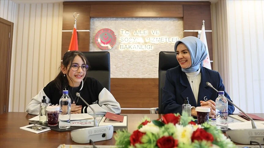 Bakan Göktaş, koltuğunu şehit kızına devretti