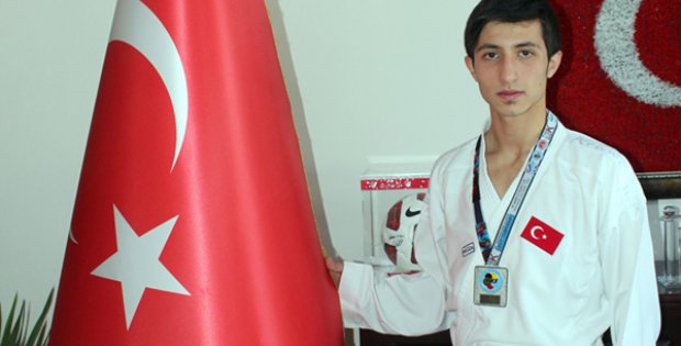 Filiz bronzda kaldı
