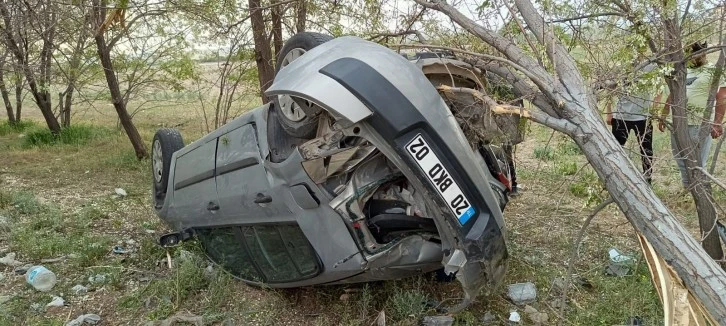 Lastiği patlayan otomobil takla attı: 4 yaralı