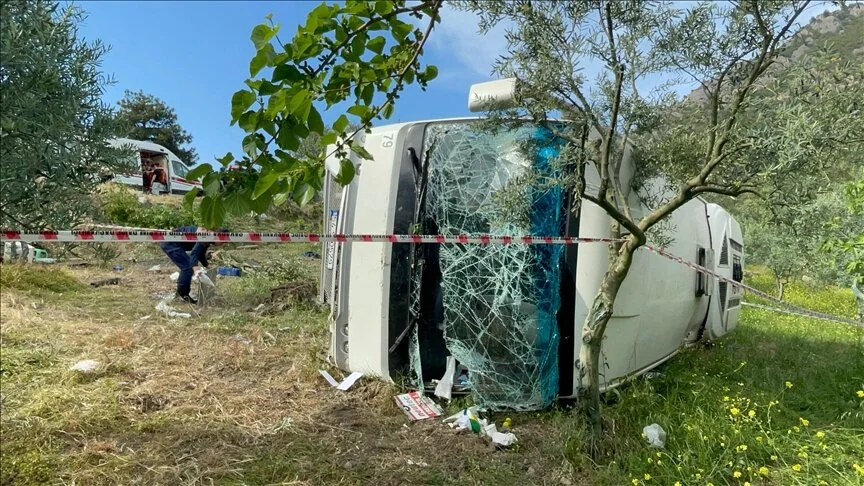 Üniversite Öğrencilerini Taşıyan Otobüs Şarampole Devrildi 