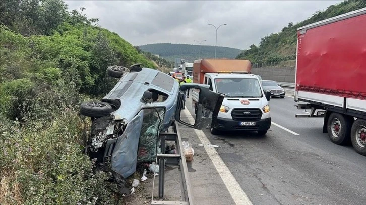 Devrilen hafif ticari araçtaki 4 kişi yaralandı