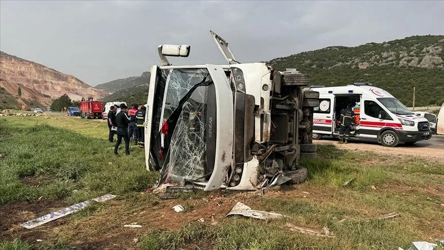  Yolcu Midibüsünün Devrildi! Çok Sayıda Yaralı Var!
