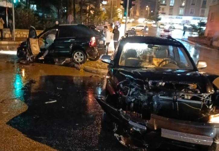 Yağışlı hava kazalara neden oldu: 6 yaralı