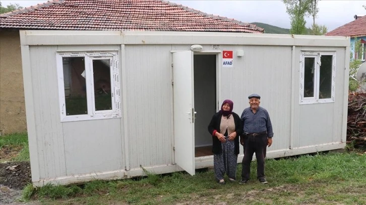 Depremde evi ağır hasar gören vatandaşlar konteynerlere yerleştiriliyor