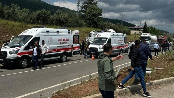 Minibüsle beton mikseri çarpıştı: 8 ölü, 11 yaralı