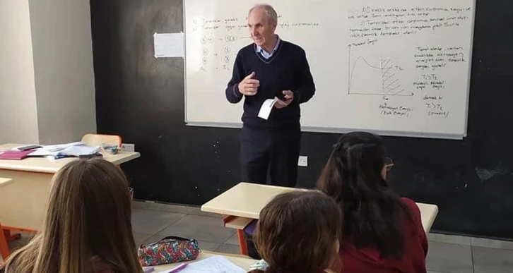 Okuldan atılan öğrenci okul müdürünü silahla vurdu
