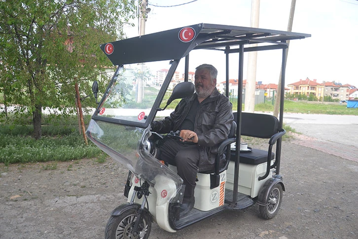 Sivaslı gazi, kurduğu düzenekle elektrikli motosikletini güneş enerjisiyle şarj ediyor