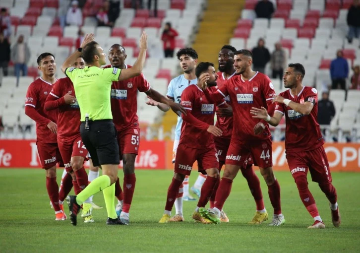 SİVASSPOR: 0 - HAKEM: 1