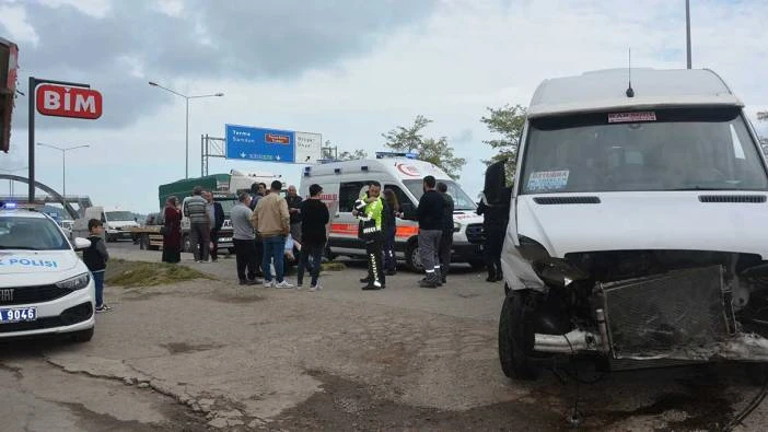 İşçileri taşıyan servis minibüsü bariyerlere çarptı! Çok sayıda yaralı var