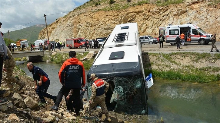 Yolcu Otobüsü Dereye Düştü: 7 kişi Yaralandı
