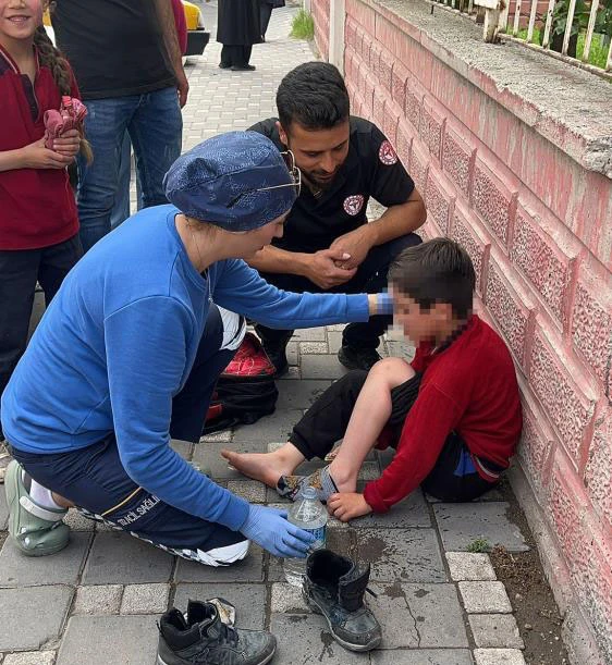 Ticari taksinin çarptığı çocuk, ambulanstan kaçtı