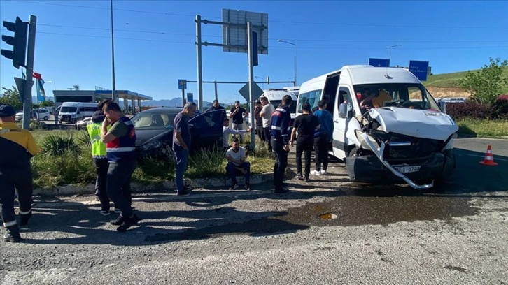 İşçi servisi ile otomobil çarpıştı, 10 kişi yaralandı