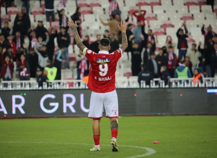 Rey Manaj Taraftarla Vedalaştı!