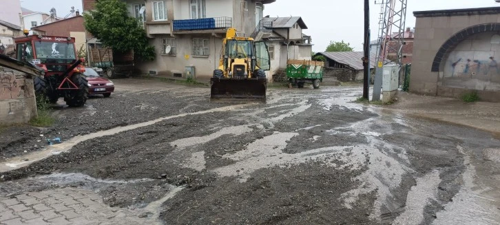 Sivas'ta selden etkilenen yollar temizleniyor