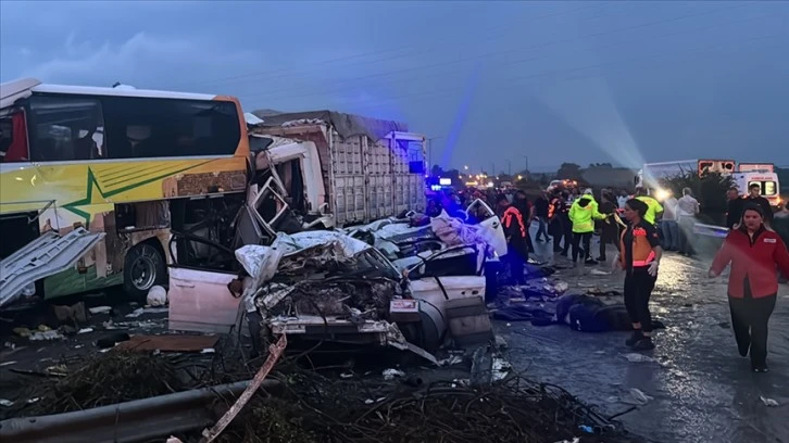 Zincirleme Trafik Kazasında Ölü Sayısı 11'e Çıktı