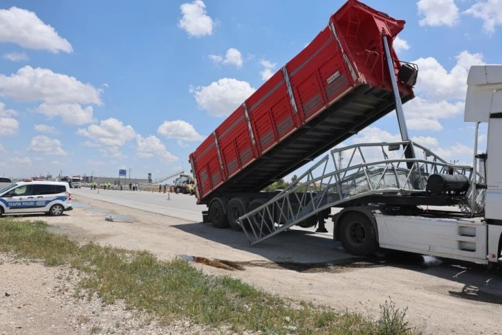 Seyir Halindeyken Damperi Açılan Tır Kaza Yaptı 