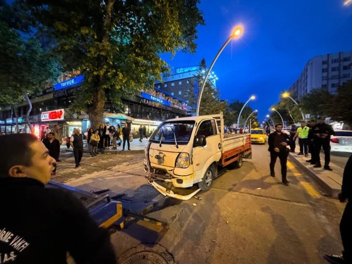 Kontrolden Çıkan Kamyonet 11 Aracı Biçti! 