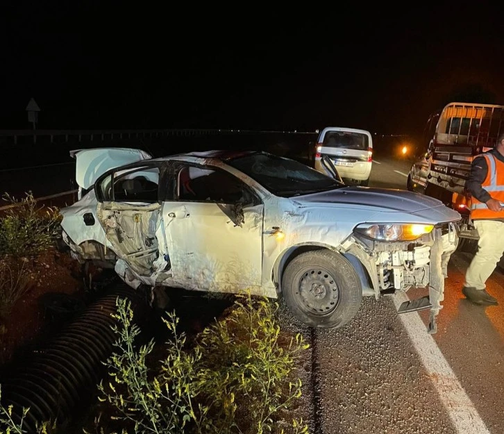 Sivas'ta Refüje Çarpan Araç Devrildi: 5 Yaralı 