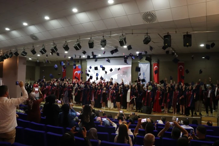 Şarkışla Aşık Veysel Meslek Yüksekokulu öğrencileri mezun oldu