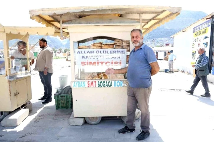 Simit Tezgahına Öyle Bir Yazı Yazdı ki Vatandaşlar  Almadan Geçemiyor