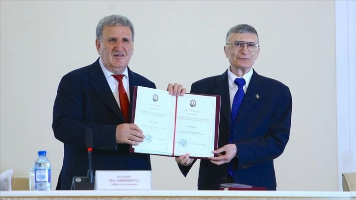 Sancar'a, Azerbaycan Akademisinden Onursal Üyelik Belgesi 