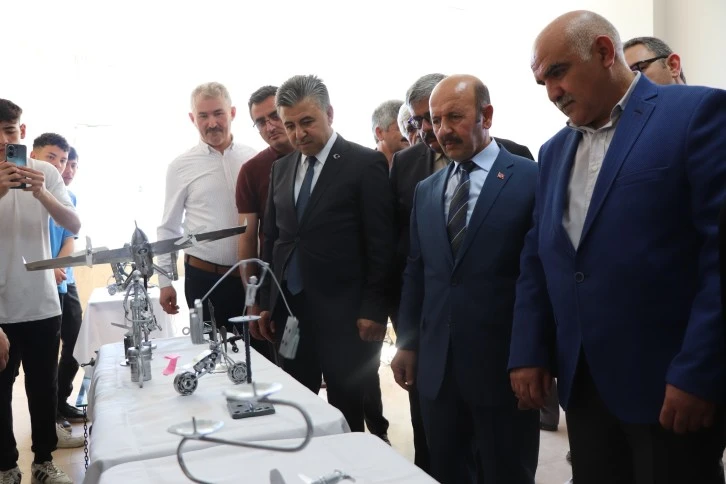 Şarkışla'da öğrenciler yıl sonu sergisi açtı
