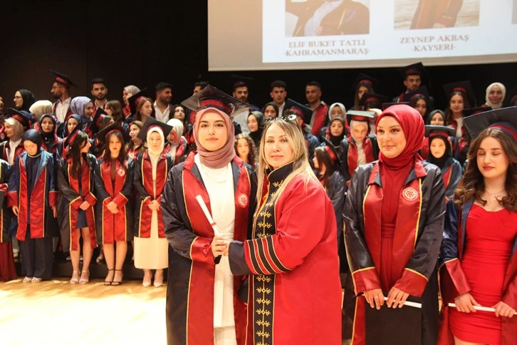 Sağlık Bilimleri Fakültesi’nde Mezuniyet Coşkusu 