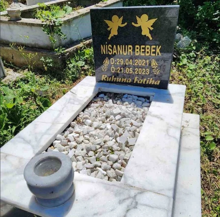 Mezar Taşını Gören Gözyaşı Döktü!