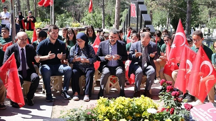 Bakan Tekin şehit öğretmen Aybüke Yalçın'ın kabrini ziyaret etti