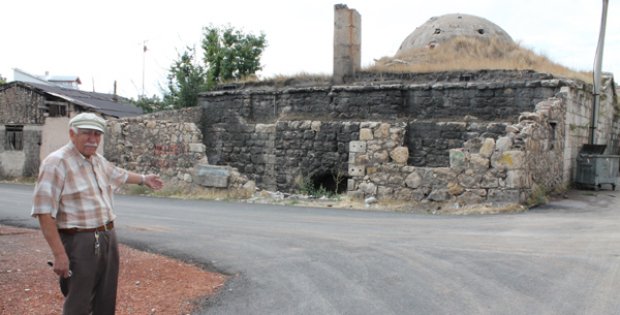 Tarihi Şirin Hamamı Kan Ağlıyor