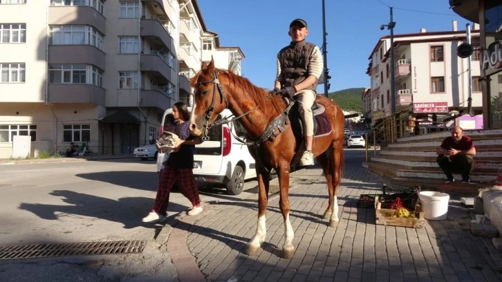 Şehrin Ortasında Atla Gezdi