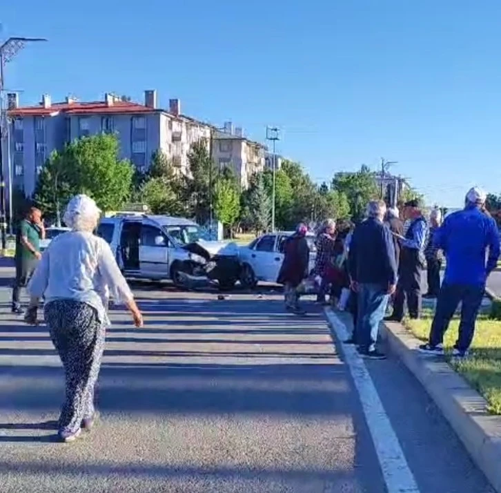Sivas'ta Maddi Hasarlı Kaza