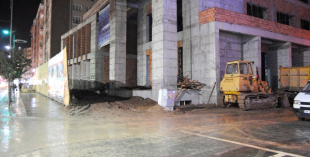 İl Halk Kütüphanesi Çamura Bulandı