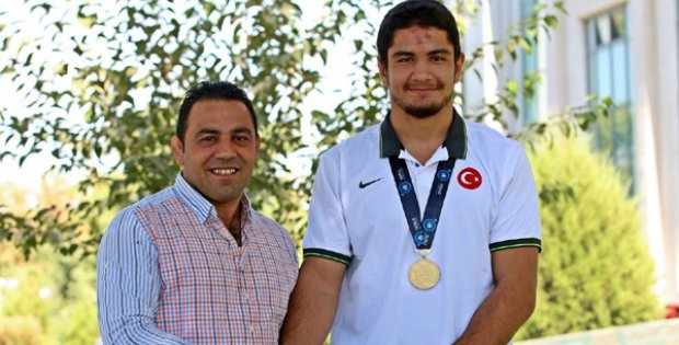 Milli Güreşçi Akgül, Dünyanın En İyisi