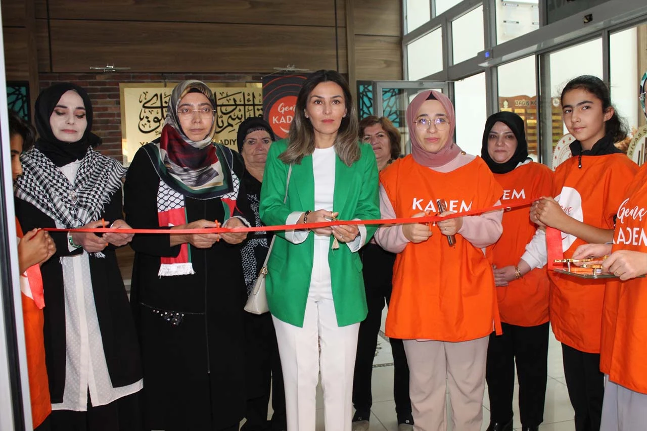 Sivaslı Kadınlar Gazze için 'Hayır Çarşısı' Kurdu 