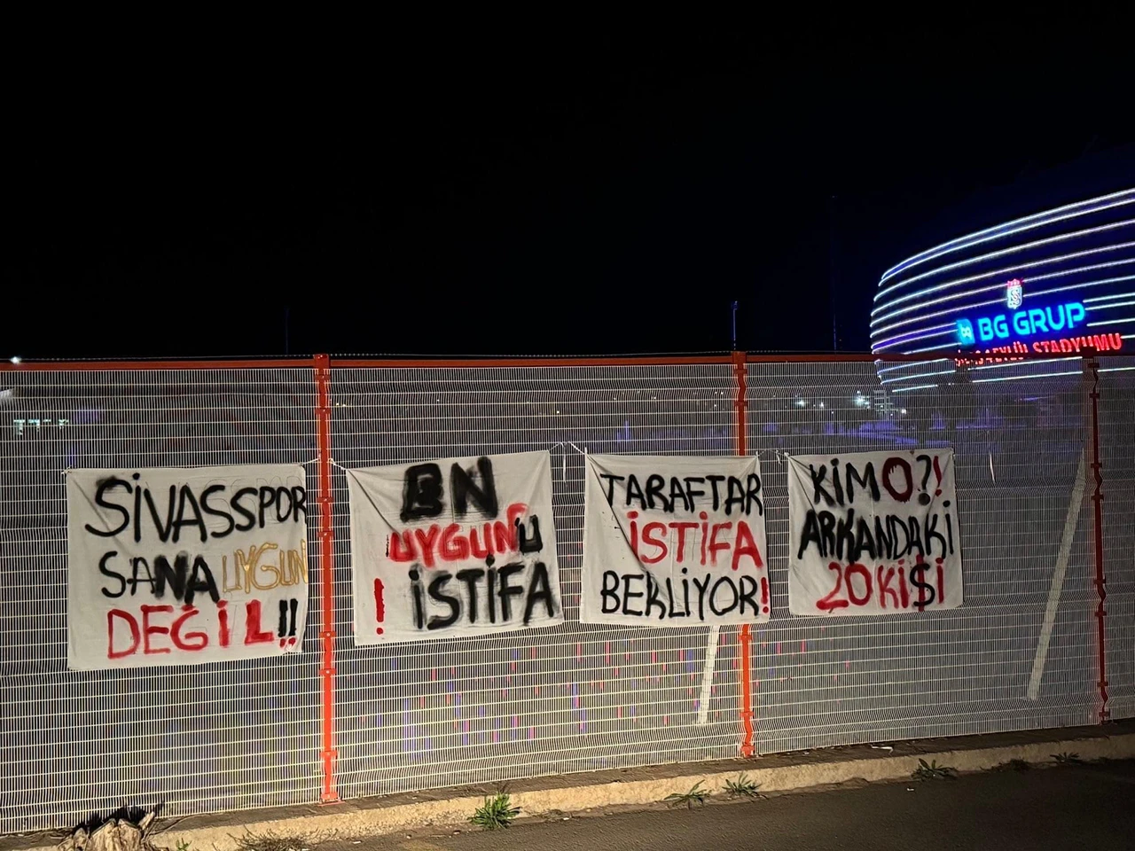Sivasspor Taraftarlarından Pankartlı Protesto: Sivasspor Sana 'Uygun' Değil
