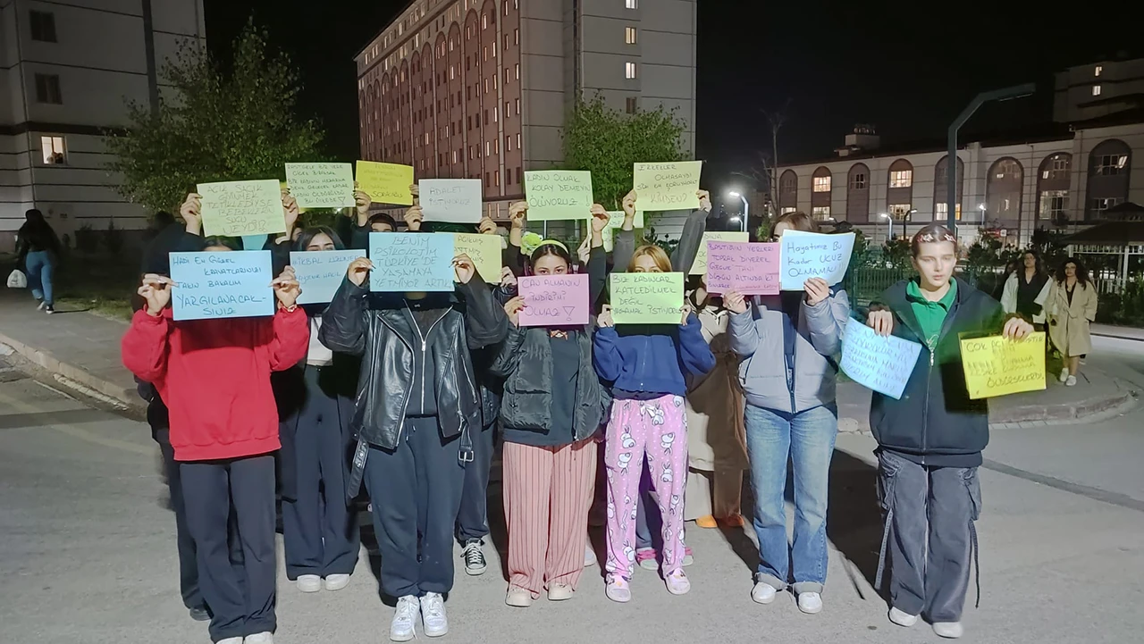 Sivas'ta Kız Yurdundaki Öğrenciler 'Can Güvenliğimiz Yok' Diyerek Eylem Yaptı! 