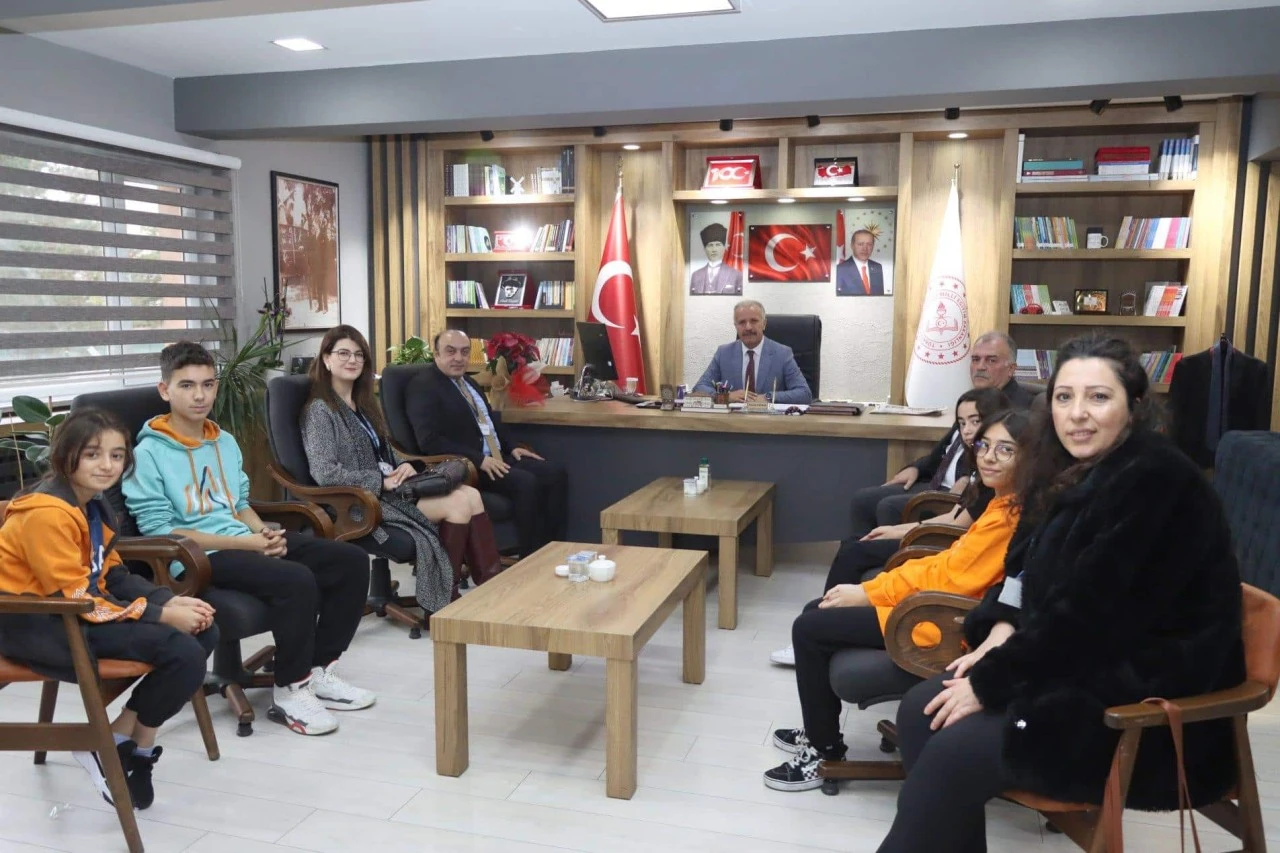 Sivaslı Öğrencilerden 'Yaşayan Cumhuriyet' Sergisi