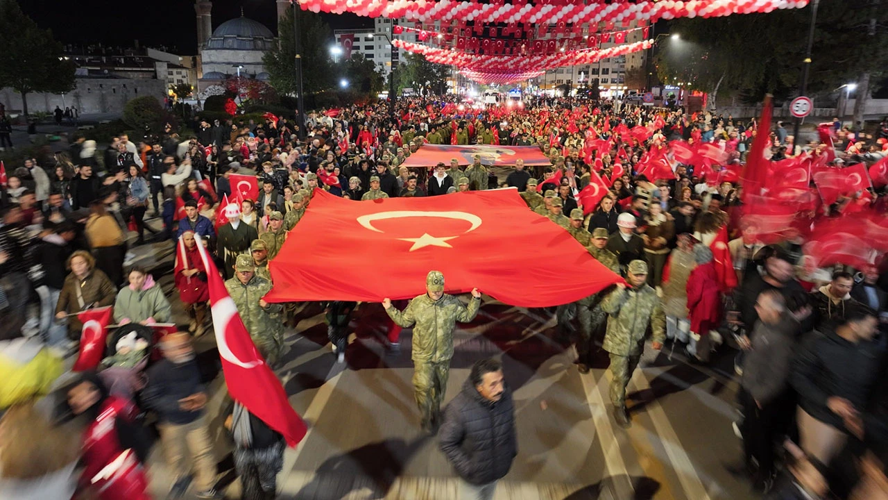 Sivaslılar 7’den 70’e 'Cumhuriyet' Yürüyüşüne Katıldı  