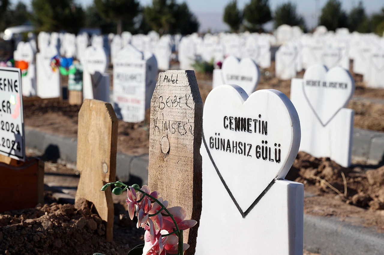 Sivas'ta Arazide Cesedi Bulunan Bebeğin Mezar Taşına 'Cennetin Günahsız Gülü' Yazıldı