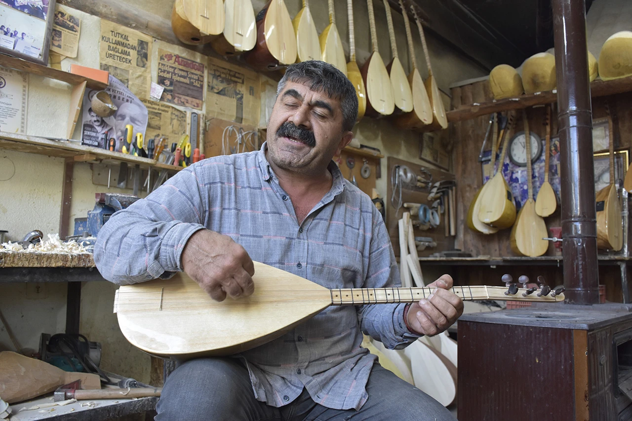 2,5 Yaşında Dili Tutuldu Bağlamayla Tekrar Konuşmaya Başladı! Sivaslı Halk Ozanı 11 Bin Saz Üretti! 